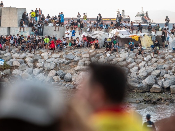 Felgyújtották a migránsok sátrait a ceutai spanyolok