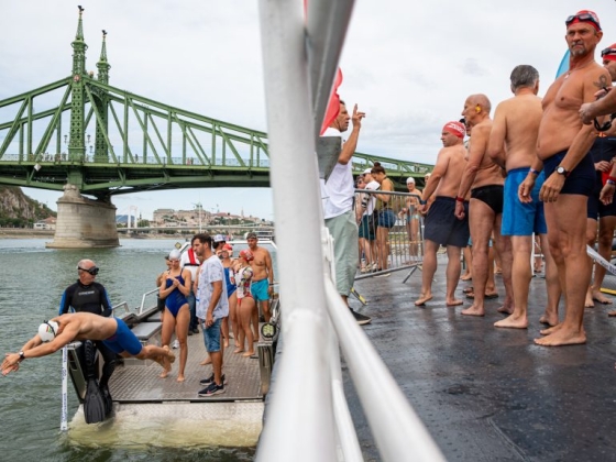 Szabadság híd, pompomlányok és egy rakás mosolygó ember – ilyen volt a Duna-átúszás