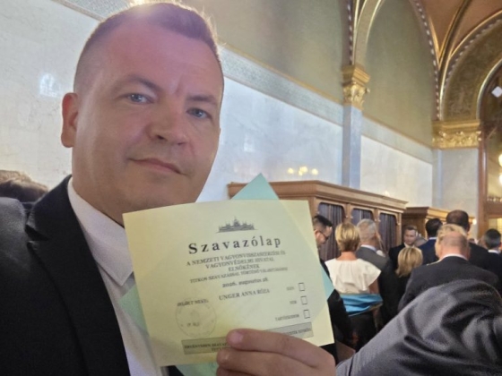 „Te hős! Kijöttél a szökőkúthoz a rendszerváltásért, sőt, szavaztál is?” – írja az őt Unger Anna miatt kritizáló szavazónak a Facebookon a Tisza képviselője