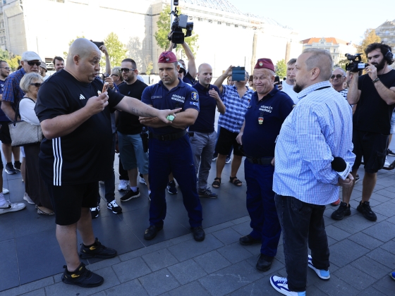 "Mit mosolyogsz, gyere játsszuk le ketten" - Balhé a parlament előtti tüntetésen, újságírót gyalázott mindenki előtt egy férfi - videó