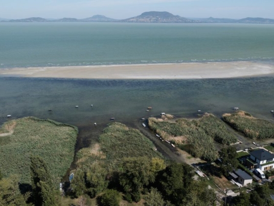 Drónfelvételen az aszály sújtotta Balaton