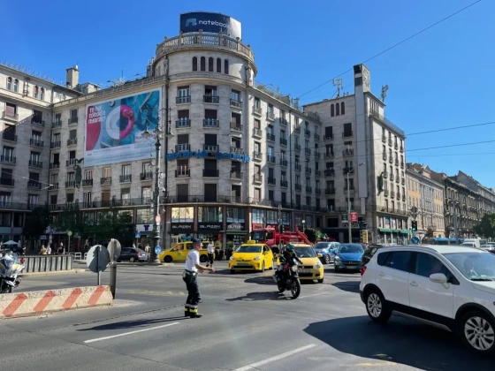 Busz és autó ütközött az Astoriánál, egy nő életveszélyesen megsérült