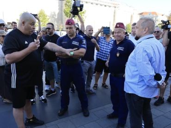 Gulyás Balázs és egy tüntető összecsapása vitte el a show-t a Kossuth téren