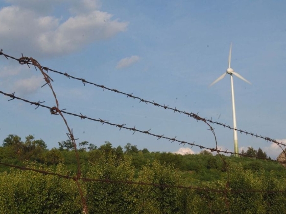 A szélturbina zajos: Kulcs 20 éve él együtt a lapátokkal, megszokta a fülük, de egy fillért sem profitálnak belőle – videóriport