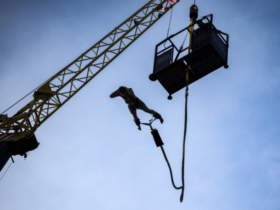 Bungee jumping közben egy segédkötél tekeredett egy szegedi fesztiválozó nyaka köré