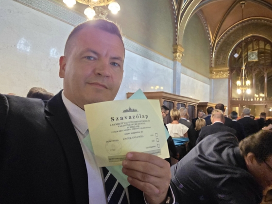 Magyar Paksról üzent az Ungert kritizálóknak, képviselőtársa kiosztott egy zaklatót