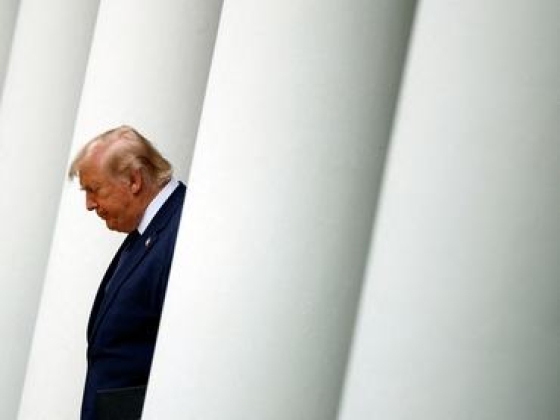 Hatalmasat kaszált Trump súgógépével a Fehér Ház dolgozója, de csúnyán ráfázott
