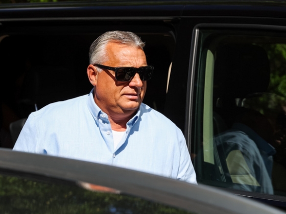 Orbán Viktor rendesen kimulatta magát, de most hazatér gatyába rázni a Fideszt