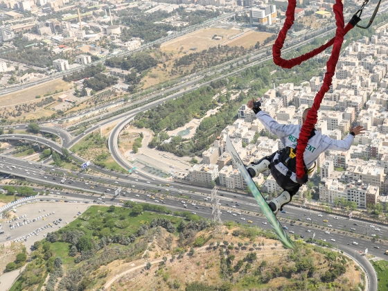 Súlyos bungee jumping baleset a SZIN-en: a fiatal férfi nyakára tekeredett a kötél