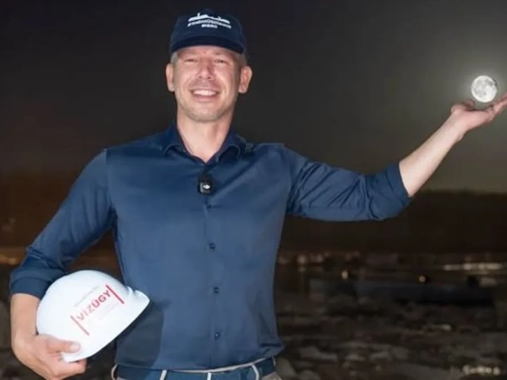 „Kevesebb nárcisztikus poszt jót tenne” – Magyar Péter „hős” feliratú sapkában tartja a Holdat, a kommentelők ismét kiakadtak