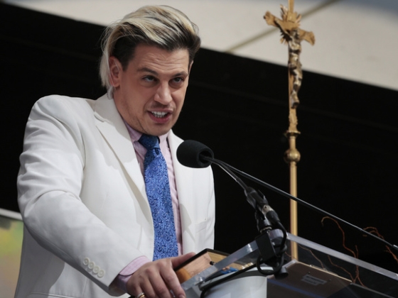 Bevándorlási őrizetbe került Milo Yiannopoulos, aki korábban milliók kitoloncolását követelte