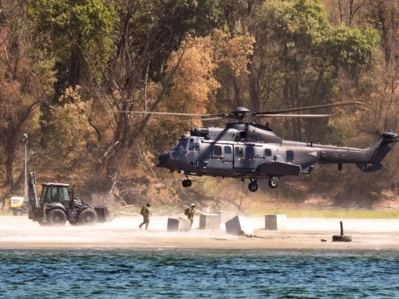 Honvédségi helikopterekkel támasztják meg a paksi fenékküszöböt, hogy el ne mossa a Duna