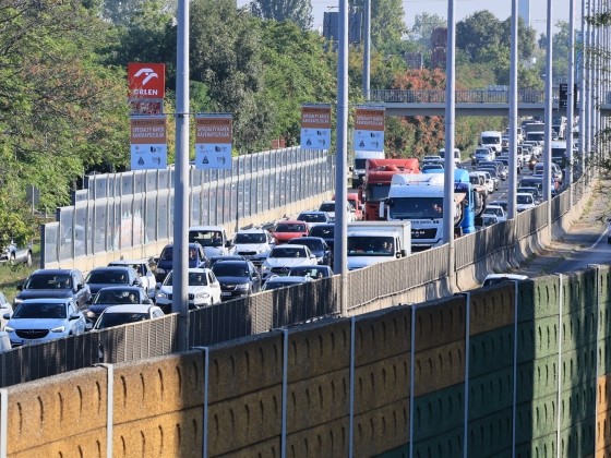 Kezdődik a rémálom az M7-esen: megvolt az első baleset Budapest felé, de máshol se jobb a helyzet