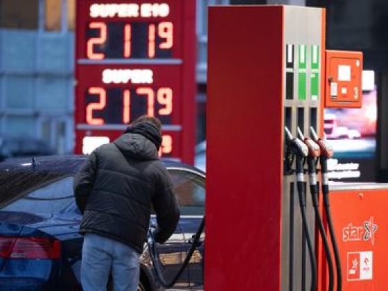 Raportra hívják az olajcégek vezetőit, hogy novemberig lenyomják a benzinárakat