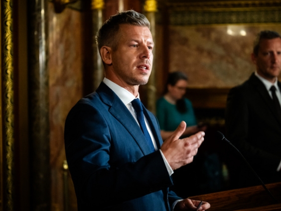 Beintett a kritikusoknak Magyar Péter, nem engednek a nyomásnak, Unger Anna marad