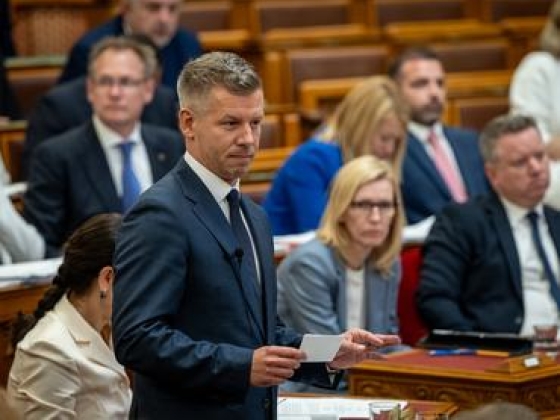Elemző: Magyar Pétert az ultrák vihetik be az utcába, az abszolút parlament viszont marad