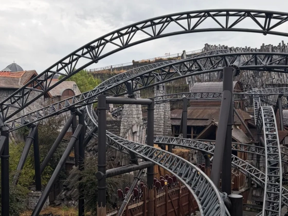 Sokk a vidámparkban: egészségesen szállt fel a férfi hullámvasútra, törött lábakkal lett vége az útnak