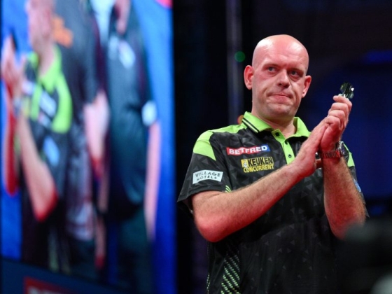 Csillaghullás Budapesten: Van Gerwen és Cross sem jutott be a nyolc közé