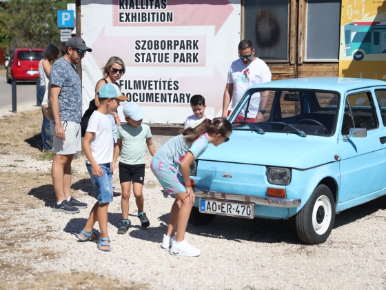 Szocialista autócsodák, recsegő bakelitek és garázsvásár: minden a retróról szól a Memento Parkban – fotók!