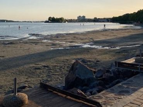 Döbbenetes látványt nyújt most a Balaton, helyenként már a fű is kinőtt a kiszáradt mederben – képek