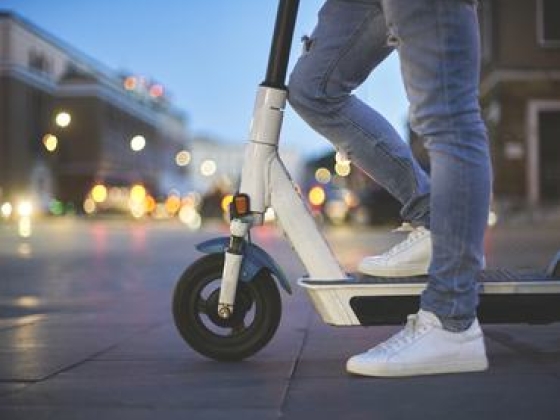 Óriási a felháborodás: drasztikus tiltás jön az e-rollerekre, sokan már árulják a drága járművet