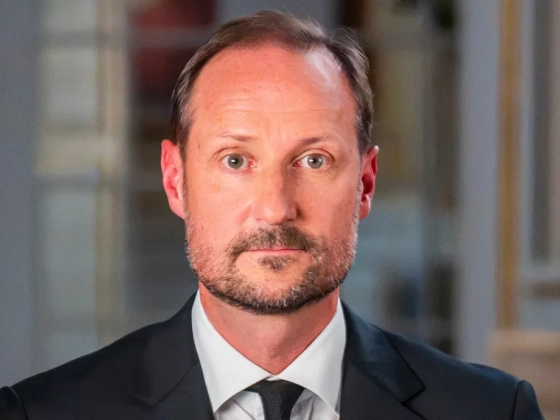 Könnyeivel küszködve emlékezett apjára első beszédében VIII. Haakon norvég király