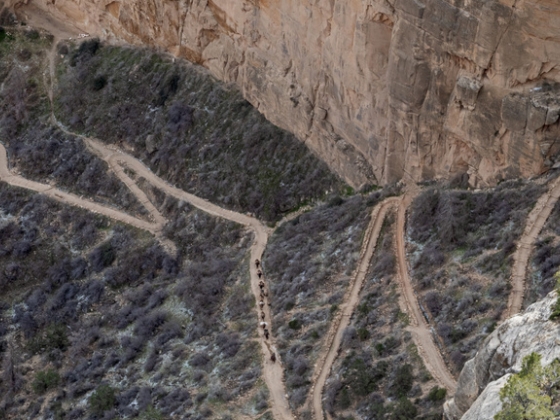Sikoltozva menekültek a turisták, mindent elsöpört az ár a Grand Canyonban, 15 embert még keresnek