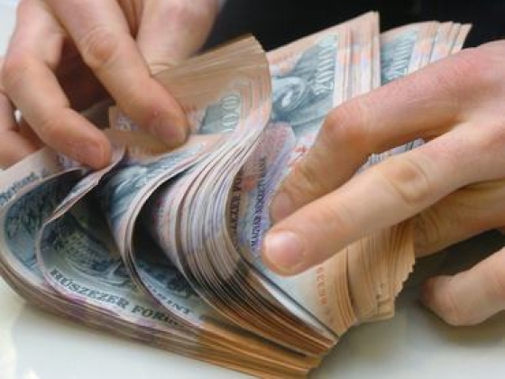 Csak egy hajszálnyit mozdult reggelre –   így indította a hetet a forint