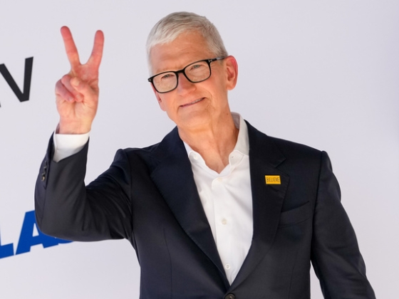 Tizenöt év után leköszön Tim Cook: John Ternus veszi át az Apple irányítását