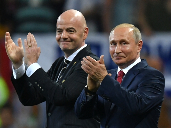 Oroszországi és vatikáni látogatása miatt is kikezdték a FIFA elnökét