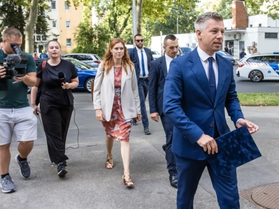 Magyar Péter azt kérte a diákoktól a tanévnyitón, hogy kérdezzenek sokat, olvassanak és ne nézzenek félre, ha egy társukat bántják