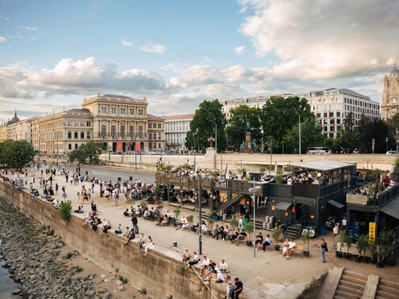A rakpart köveire esett egy férfi a Pontoonnál