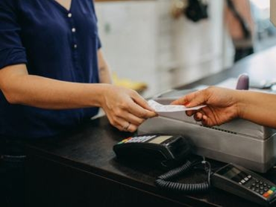 Figyelem, vállalkozók: holnaptól minden nyugtáról adatot kell küldeni a NAV-nak