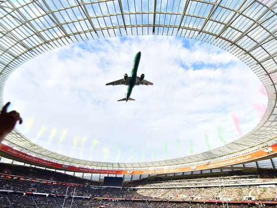 Döbbenetesen közel szállt át két repülőgép egy telt házas stadion felett Fokvárosban