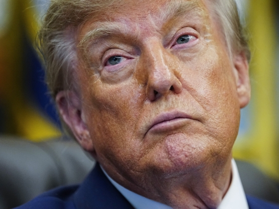 Zavarba ejtő videó jelent meg Donald Trump oldalán: parókás, gépfegyveres ludakkal ünnepelte az Ontario-tó átnevezését – videó