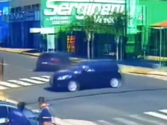 Megvalósult a tökéletes parkolás, de egy koccanás kellett hozzá + videó