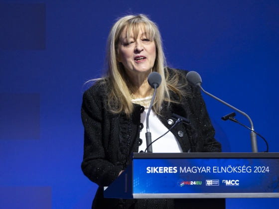 Schmidt Mária: Valami véget ért, valami fáj