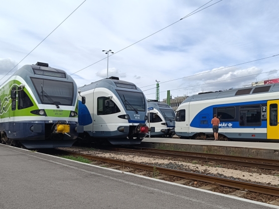 Traktorral ütközött a vonat, pótlóbuszok járnak Veszprém és Győr között