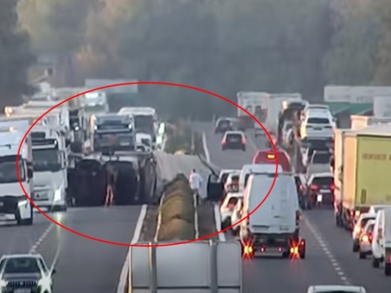 Átszakította a szalagkorlátot és a szemközti sávba zuhant egy kamion az autópályán