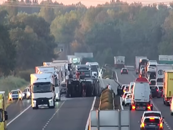 Közlekedési kamera rögzítette: pillanatok alatt felborult egy kamion az autópályán