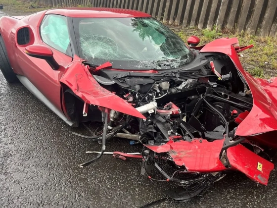 Százmilliós Ferrari semmisült meg, elképesztő látvány fogadta a helyszínelőket – fotók