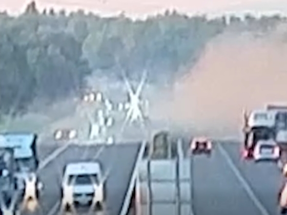 Megfagy a vér az erekben: Brutális kamionbalesetet vett fel egy kamera, megbénult az autópálya forgalma – videó