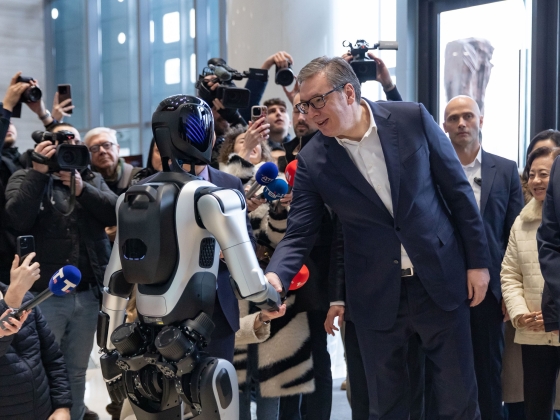 Érkeznek a jövő munkásai: humanoid robotok tömeggyártása indul a szomszédban