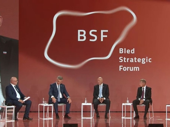 Magyar Péter Bledben: ideológiai viták helyett energiáról, vasútról és versenyképességről kellene beszélni