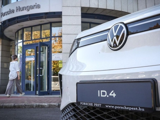 Fontos bejelentést tett a Porsche Hungaria: minden autóvásárlót érint az újítás – a Volkswagen és a Skoda szárnyal, de a kínaiak már a spájzban vannak