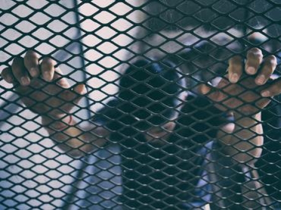 Nyakánál fogva szorított falhoz egy 12 éves gyereket, bíróság elé kerül a Szőlő utcai rendész
