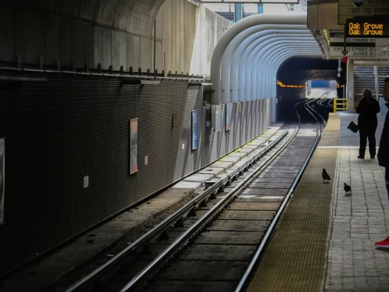 Tragédia: barátnőjét próbálta menteni a metrósínekről, halálos áramütés érte a fiatalt