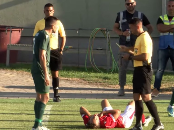 Torkon rúgtak egy magyar focistát, de csak sárga lapot ért a bírónál