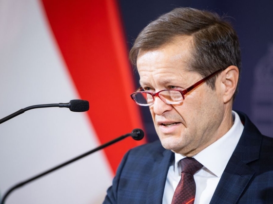 Krausz Ferencék leckét adtak Magyar Péteréknek: 34 millióval többet utaltak annál, mint amennyit a miniszterelnök követelt