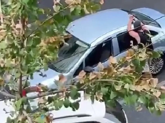 Fegyveres rendőrök fogtak el egy férfit a Dózsa György úton - fotó